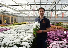Roy van Kester with Ilonka, this new chrysanthemum replaced Dümmen Oranges's top chrysanthemum Bacardi. "Ilonka is a chrysanthemum with pearly white petals and a fresh, green centre, Dümmen Orange has developed Ilonka in response to the changing demand from growers and florists. Kwekerij Sensation was the first nursery to start producing Ilonka in 2020. "